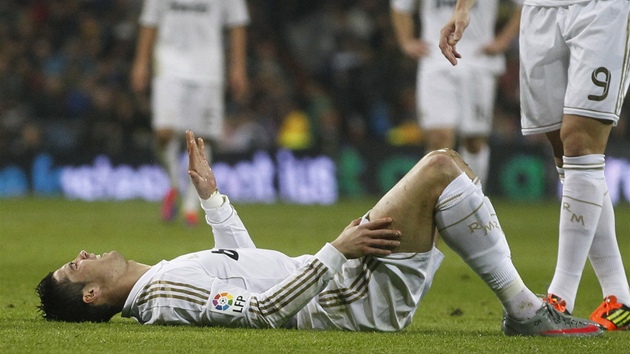 LEC PORTUGALEC. Cristianu Ronaldovi se proti obran Barcelony pli nedailo. 