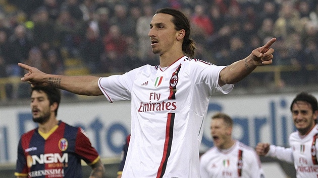 védský kanonýr Zlatan Ibrahimovic z AC Milán se raduje ze své trefy.