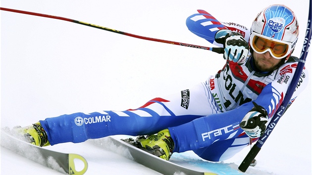 MAXIMÁLNÍ SOUSTEDNÍ. Francouz Thomas Fanara bhem prvního kola obího slalomu
