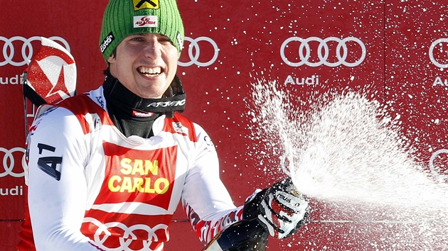 Rakouský lya Marcel Hirscher slaví vítzství ve slalomu SP v Alta Badii.