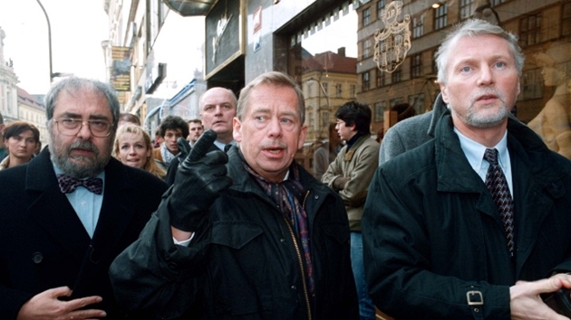 Vladimír Hanzel (vlevo), Václav Havel a Ladislav paek (vpravo) v roce 1999 na