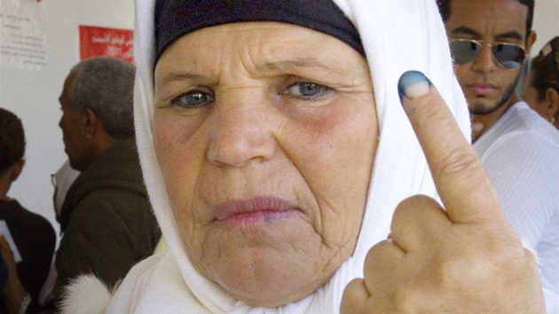Matka Mohameda Buazízího Manúbía Buazízíová bhem parlamentních voleb v