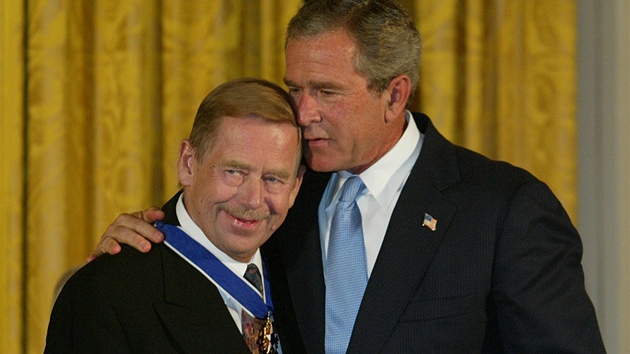 Václav Havel s americkým prezidentem Barackem Obamou bhem summitu EU-USA v Praze. Havel u v té dob prezidentem nebyl, ale Obama si pál se s ním pesto setkat. (5. dubna 2009)