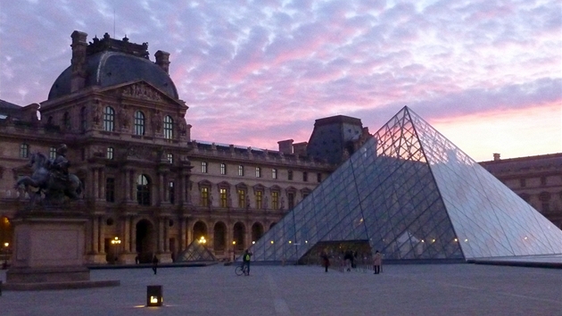 Muzeum Louvre a populární Pyramida (Paříž, 2011) Muzeum Louvre a populární Pyramida (Paříž, 2011)