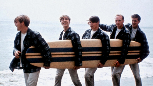 Kapela Beach Boys vydala album Surfin USA v roce 1963. Prv na nm je i stejnojmenn hit, kter spolu s dalmi 499 hity pat do sbrek Rokenrolov sn slvy.