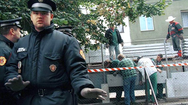 Stavba zdi v Matiní ulici v Ústí nad Labem zaala 4. íjna 1999.