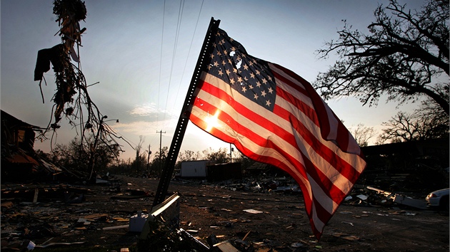 Americk vlajka ve vtru po huriknu Katrina (New Orleans, 2005)