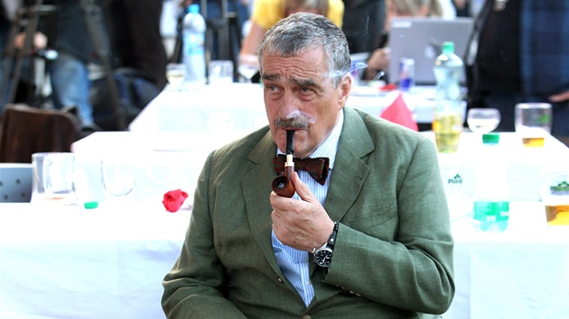 Karel Schwarzenberg v sobě nezapře aristokrata. Překvapivě dobře umí ladit... Karel Schwarzenberg v sobě nezapře aristokrata. Překvapivě dobře umí ladit...