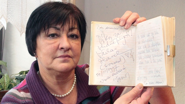 Eva Hamouzová ukazuje památník s podpisem a podkováním Václav Havel, které jí