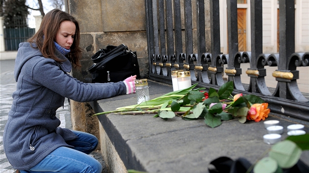 Lid pinej svky a kvtiny na Prask hrad v reakci na mrt bvalho prezidenta Vclava Havla (18. prosince 2011)