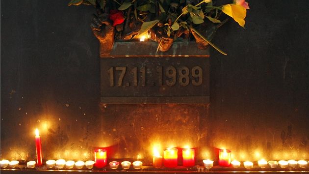 Svíky a kvtiny na Národní tíd v Praze v reakci na úmrtí bývalého prezidenta