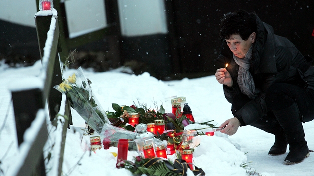 Pietn msto u chalupy Vclava Havla na Hrdeku, kde bval prezident zesnul ve spnku (18. prosince 2011)