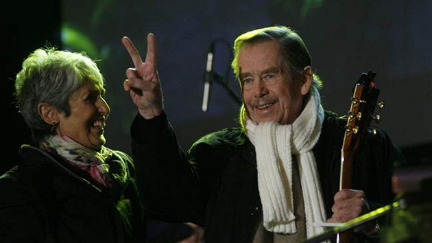 Joan Baezová a Václav Havel (17. listopadu 2009)