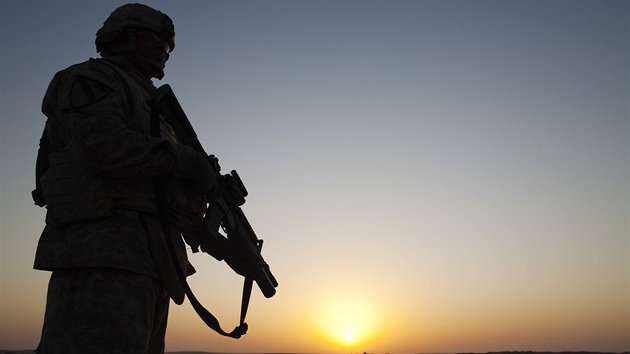 Americk vojk zajiuje perimetr ped odjezdem z Irku do Kuvajtu. (18. prosince 2011)