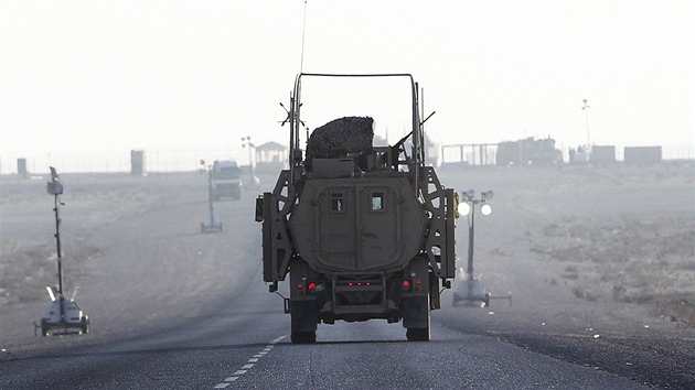Konvoj americk armdy na cest z Irku do Kuvajtu. (18. prosince 2011)