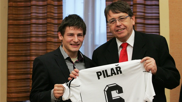 PLZNI NEMÁVÁ NA ROZLOUENOU. Vechny zainteresované strany se nakonec dohodly, e Václav Pila zstane v Plzni.