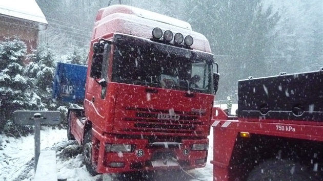 Nehoda tahae se devem, který zstal viset na mostku ve Stromkovicích na