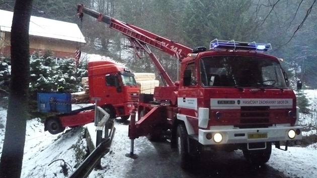 Nehoda tahae se devem, kter zstal viset na mostku ve Stromkovicch na Semilsku.