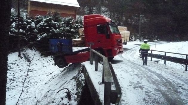 Nehoda tahae se devem, který zstal viset na mostku ve Stromkovicích na