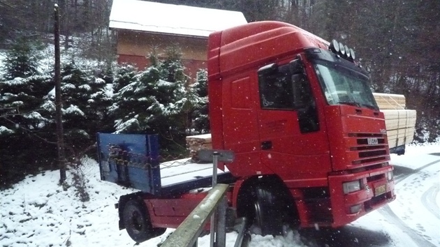 Nehoda tahae se devem, který zstal viset na mostku ve Stromkovicích na