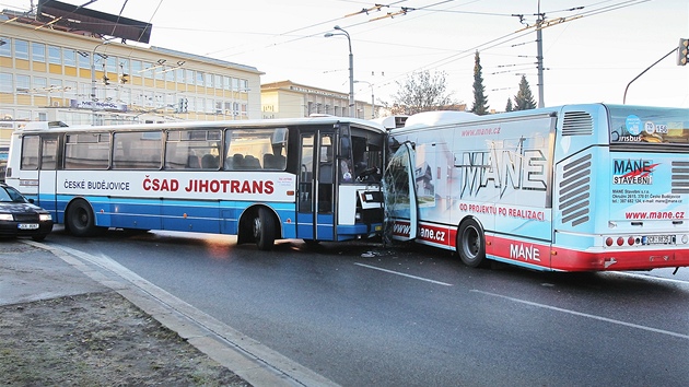 Nehoda linkového autobusu a autobusu MHD na náledí na eskobudjovickém