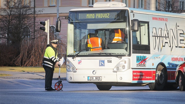 Nehoda linkového autobusu a autobusu MHD na náledí na eskobudjovickém