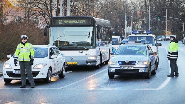 Nehoda linkového autobusu a autobusu MHD na náledí na eskobudjovickém