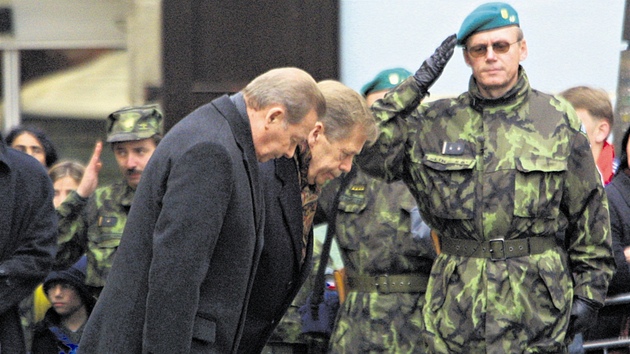 eský a slovenský prezident Václav Havel a Rudolf Schuster pedali v lednu 2002