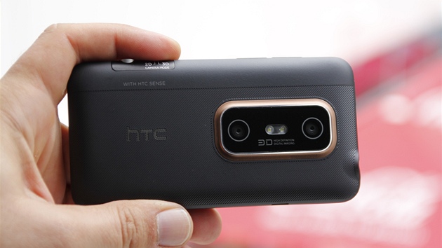 HTC EVO 3D: multimediální monstrum s obím displejem 