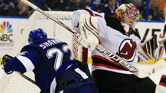 Glman Johan Hedberg z New Jersey Devils el anci Ryana Shannona z Tampy Bay.