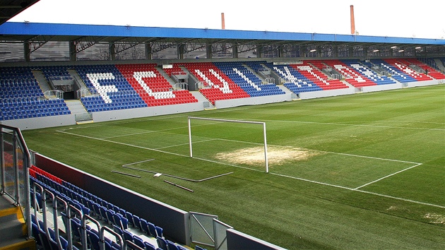 Zrekonstruovaný fotbalový stadion ve truncových sadech