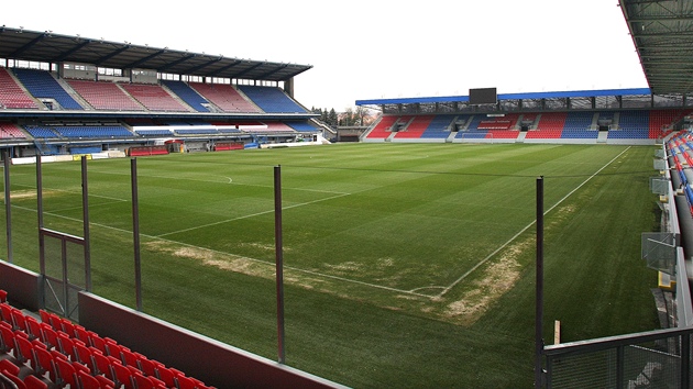 Zrekonstruovan fotbalov stadion ve truncovch sadech se mohli zjemci prohlnout pi dni otevench dve.  