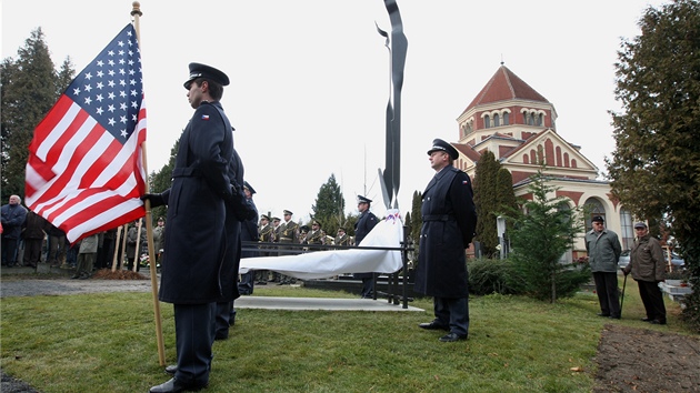 Nový památník na hbitov v Olomouci-Needín pipomíná posádku sesteleného