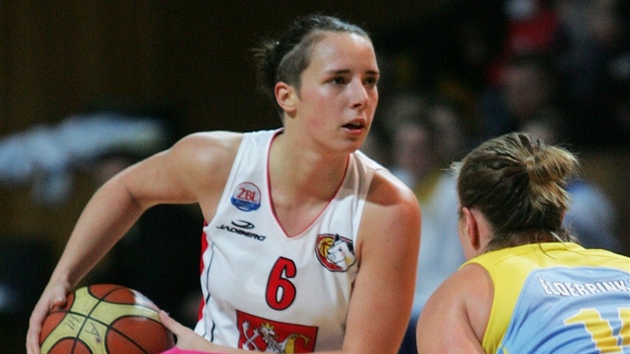 Kateřina Zavázalová (u míče) ze Sokola Hradec Králové čelí obraně Fridy... Kateřina Zavázalová (u míče) ze Sokola Hradec Králové čelí obraně Fridy...