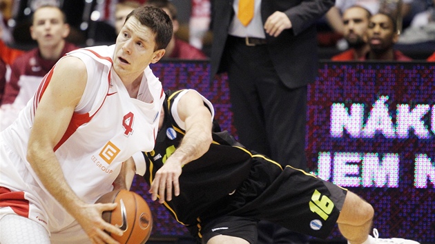 Petr Benda (vlevo) z Nymburku v duelu s Arisem Soluň. Petr Benda (vlevo) z Nymburku v duelu s Arisem Soluň.