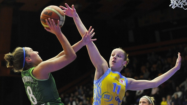 Kateřina Elhotová (vpravo) z USK Praha blokuje pokus Taciany Lichtarovičové z Kateřina Elhotová (vpravo) z USK Praha blokuje pokus Taciany Lichtarovičové z