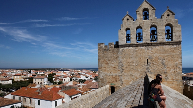 V St. Maries de la Mer mohou turisté vylézt i na stechu kostela.