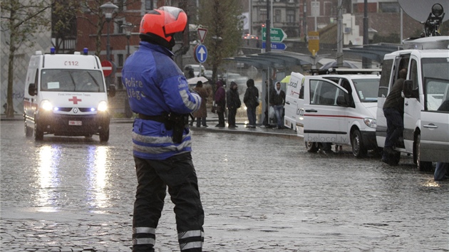 Policista d dopravu v lutyskm centru paralyzovanm tokem (13. prosince 2011)