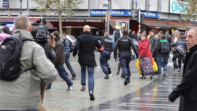 Zmatek na lutyském námstí Saint-Lambert nkolik minut po incidentu (13.