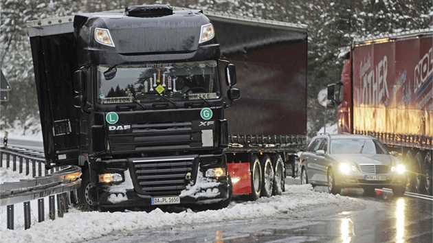 Kamion narazil do svodidla pobl Oberhofu ve stedu Nmecka (16. prosince 2011)
