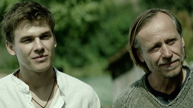 Z filmu Signl: po bojku Vojty Dyka (vlevo) si zahrl i Karel Roden.