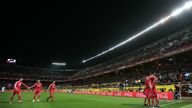 HURÁ ZA TINÁCTOU VÝHROU. Fotbalisté Realu Madrid se radují z jednoho ze svých