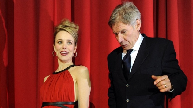 Harrison Ford pilápl aty kolegyni Rachel McAdamsové na berlínské premiée...