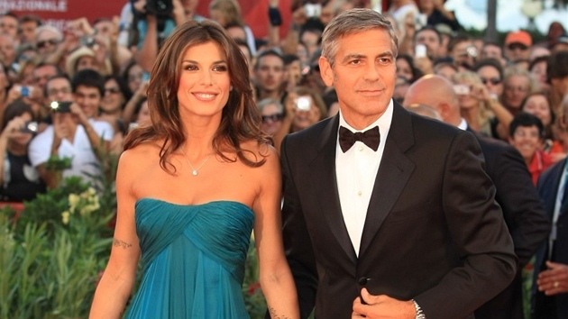 George Clooney a Elisabetta Canalisová na premée filmu Mui, co zírají na kozy