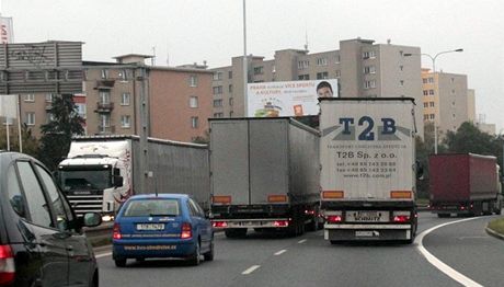 Kamiony ve Spoilovské ulici. Skrz toto sídlit toti projídjí ti, kteí po okruhu pijedou od Plzn a míí na Hradec Králové.