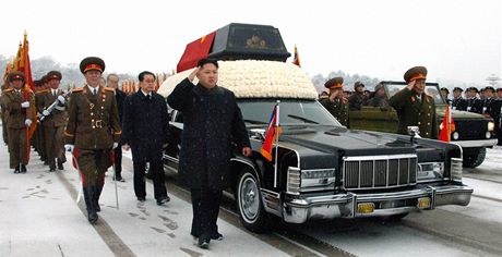 Poheb Kim ong-ila v Pchjongjangu. Rakev doprovází diktátorv syn Kim ong-un