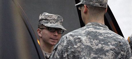 Bradley Manning vystupuje z vozu ve Fort Meade, kde probíhá pedbné líení