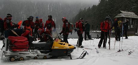 Záchranái svezli zranného snowboardistu ve vakuové matraci k vrtulníku. (ilustraní snímek)