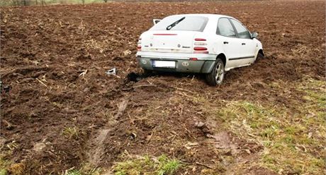 Ukradeným autem mladík daleko nedojel. Celá pední kola vozu toti zapadla do