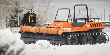 Obec Lipno nad Vltavou má nové obojivelné vozidlo pro úpravu bruslaské dráhy